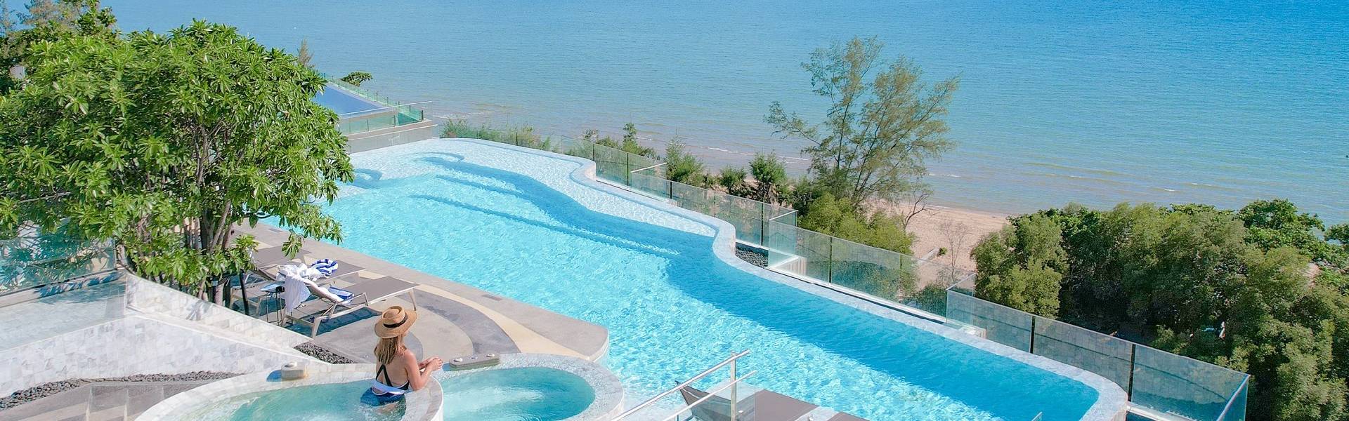Bayphere Hotel - swimming pool & sea
